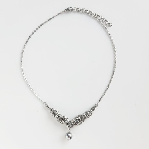 Silver Hematite pearl chainmaille choker necklace with a small silver chain - Picture 5 of 9